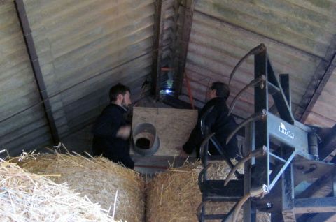 Installation d'un nichoir à Chouette effraie © SHNA-OFAB