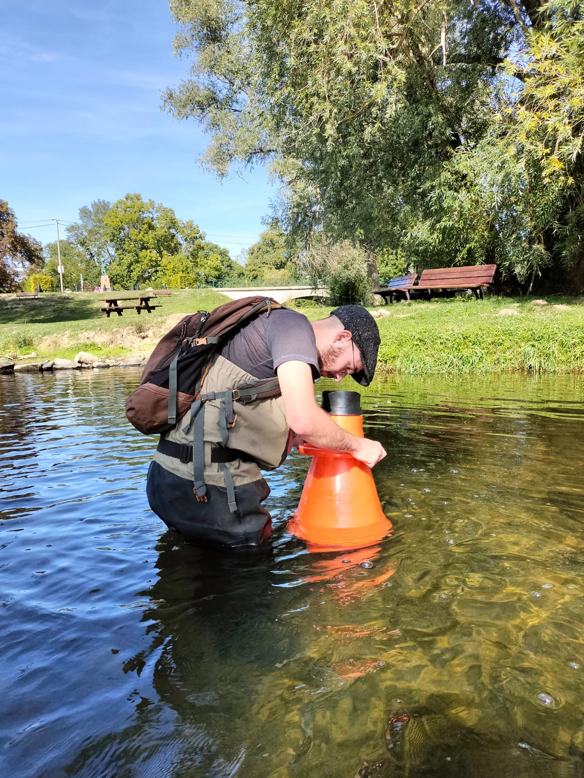 Prospection du substrat d’un cours d’eau à l'aide d'un aquascope | M. BRUGGER · SHNA-OFAB