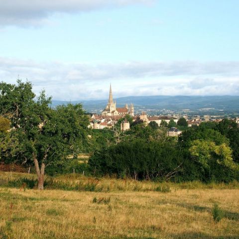 Vue sur Autun et ses prairies bocagères depuis le hameau de Couhard @© M. GORTAIS · SHNA-OFAB