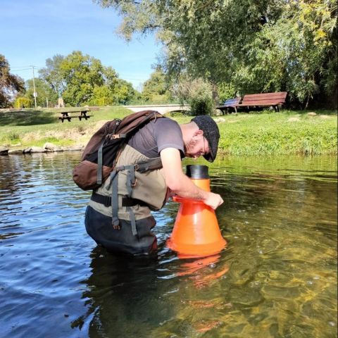 Prospection du substrat d’un cours d’eau à l'aide d'un aquascope @© M. BRUGGER · SHNA-OFAB